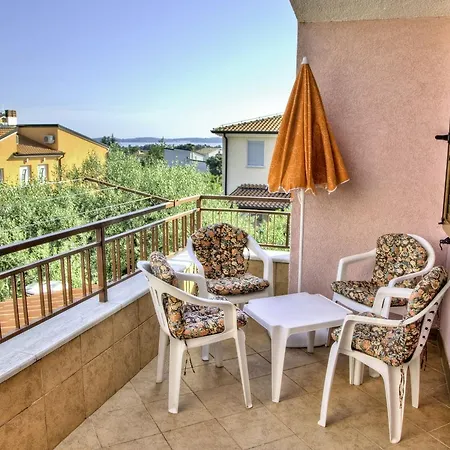 House Adriano 1528 Peroj